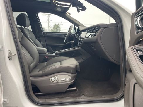 Certified 2025 Porsche Macan image 17