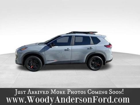 Used 2025 Nissan Rogue SV image 3