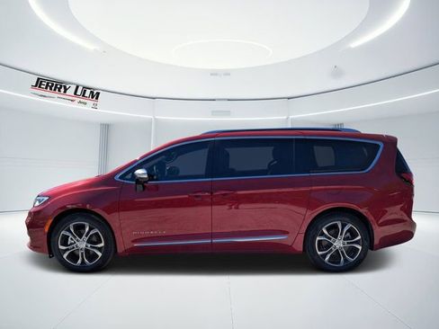 New 2026 Chrysler Pacifica Pinnacle image 6