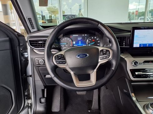 Used 2023 Ford Explorer XLT w/ Equipment Group 202A RWD image 18