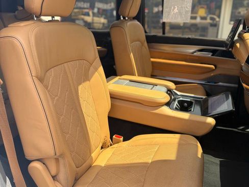 Used 2022 Jeep Grand Wagoneer Series III w/ Rear Seat Video Group 1 AWD/4WD image 13