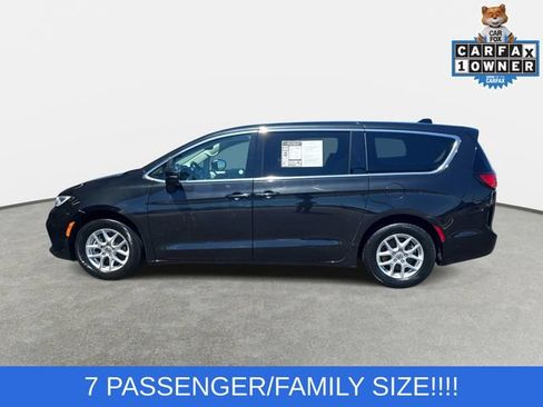 Used 2023 Chrysler Pacifica Touring-L FWD image 8