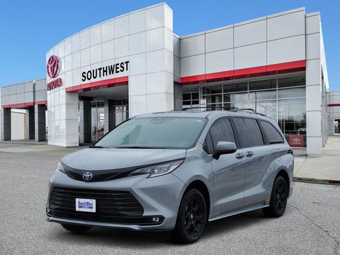 Used 2025 Toyota Sienna XLE Woodland Edition image 2