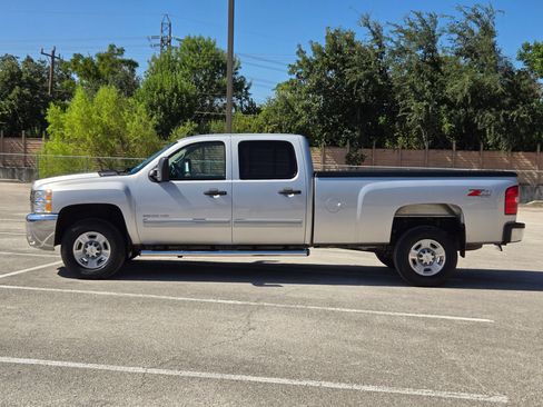 Used 2010 Chevrolet Silverado 3500 LT w/ Interior Plus Package AWD/4WD image 6