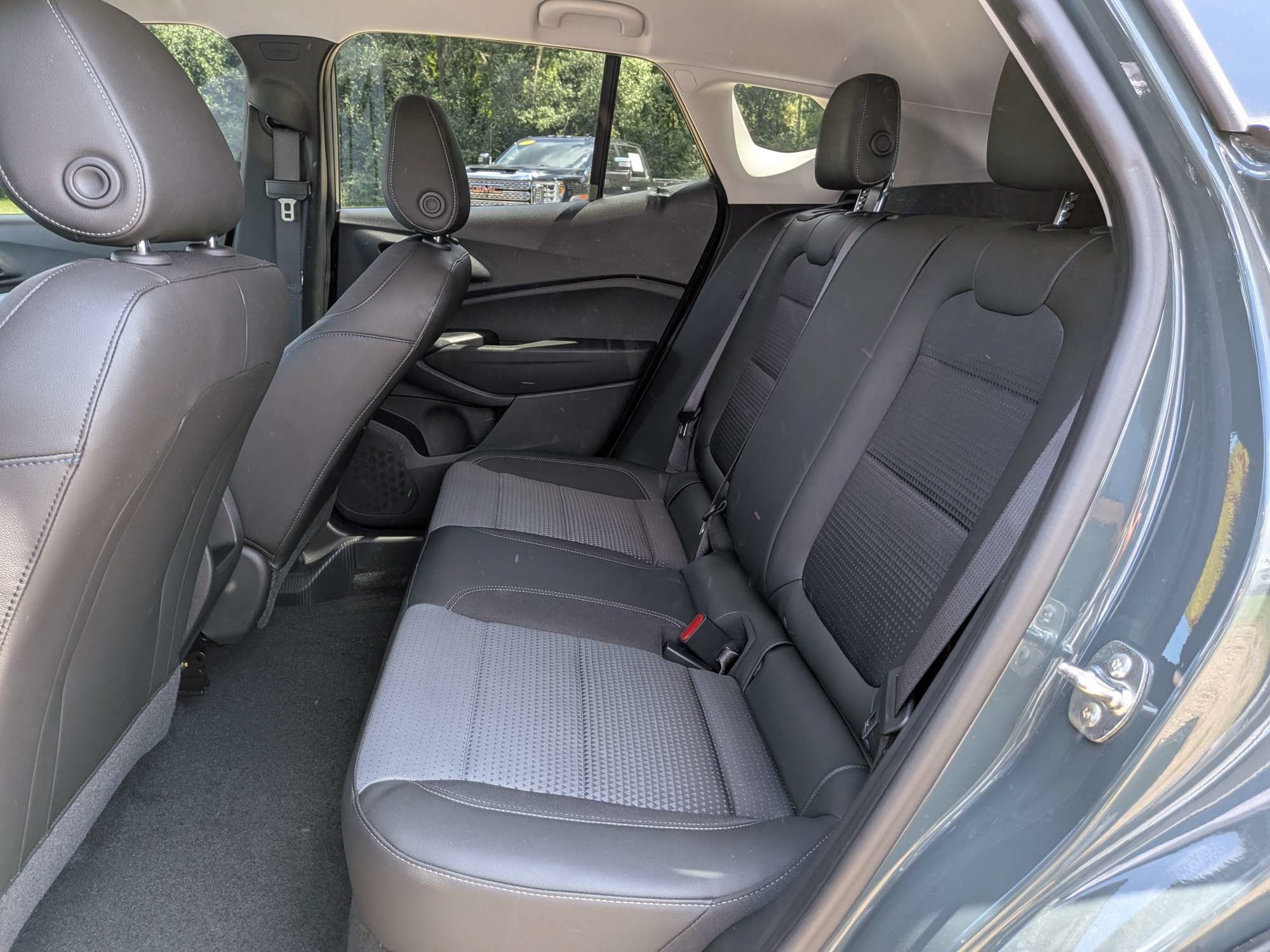 Used 2025 Chevrolet Trax LT FWD image 14