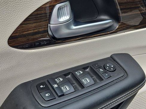 Used 2024 Chrysler Pacifica Limited FWD image 14