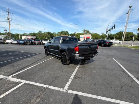 Used 2018 Toyota Tacoma SR5 RWD image 10