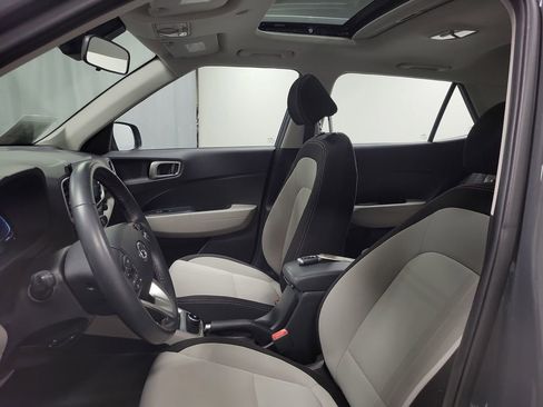 Used 2025 Hyundai Venue SEL FWD image 12