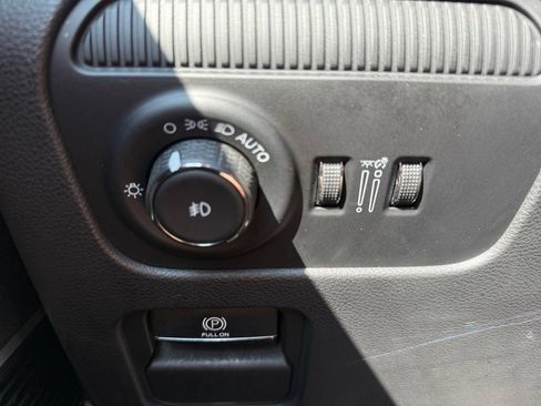 Used 2025 Jeep Wagoneer L Series II AWD/4WD image 19