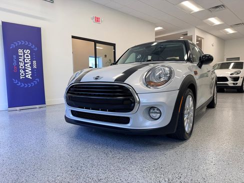 Used 2016 MINI Cooper 4-Door Hardtop FWD image 4