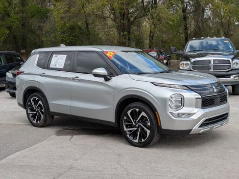 Used 2023 Mitsubishi Outlander SE image 2