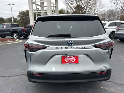 Used 2024 Toyota Sienna XLE image 6