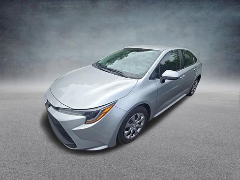 Used 2025 Toyota Corolla LE FWD image 3