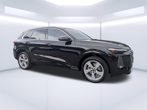 Certified 2025 Audi Q5 Premium Plus w/ Premium Plus AWD/4WD image 1