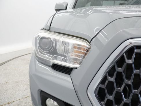Used 2018 Toyota Tacoma TRD Off-Road AWD/4WD image 13