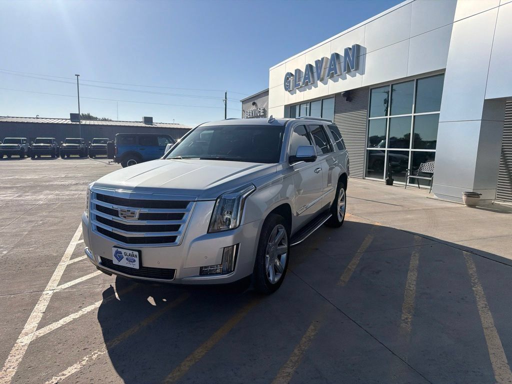 Used 2015 Cadillac Escalade Luxury RWD image 3