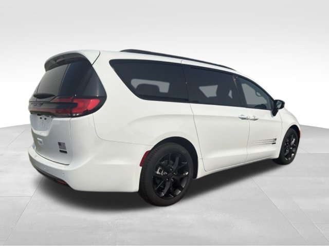 New 2027 Chrysler Pacifica Select FWD image 17