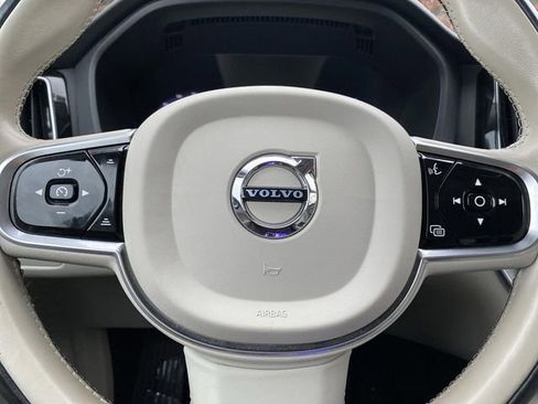 Used 2023 Volvo XC60 B5 Plus image 17