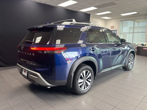 Used 2024 Nissan Pathfinder SL image 3