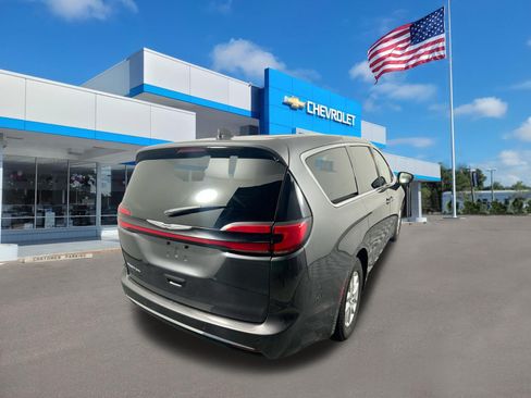 Used 2023 Chrysler Pacifica Touring-L FWD image 3