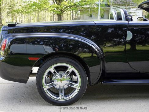 Used 2005 Chevrolet SSR w/ Preferred Equipment Group RWD image 10