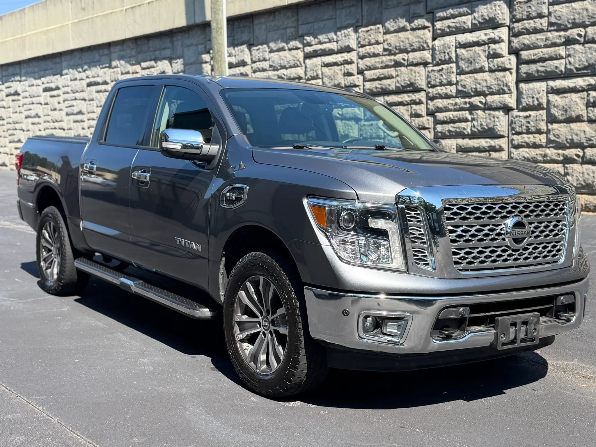 Used 2017 Nissan Titan SL AWD/4WD image 5