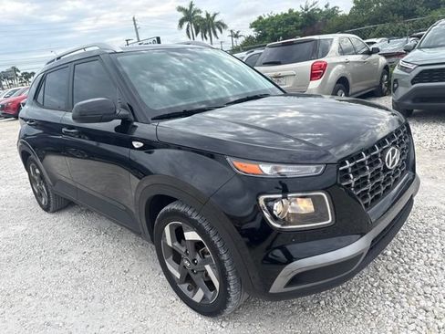 Used 2024 Hyundai Venue SEL FWD image 3
