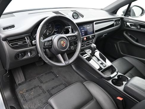 Certified 2025 Porsche Macan AWD/4WD image 4