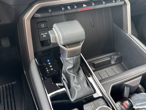 Used 2025 Toyota Tundra Limited AWD/4WD image 17