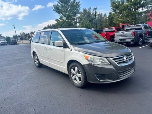 Used 2009 Volkswagen Routan SEL FWD image 4
