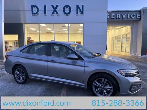 Used 2024 Volkswagen Jetta SE image 1