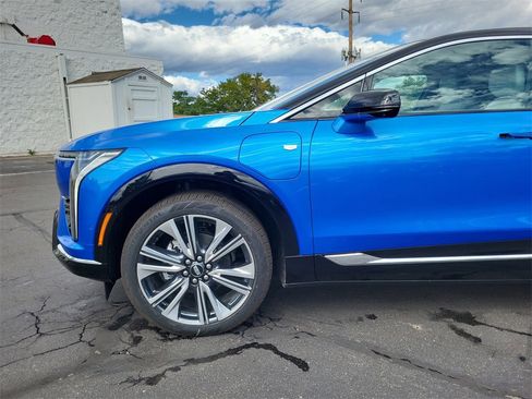 New 2025 Cadillac Optiq Luxury 2 image 6