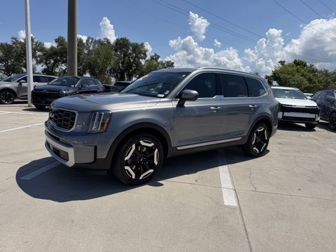 Certified 2025 Kia Telluride S FWD image 8