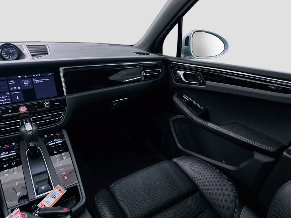 Certified 2025 Porsche Macan AWD/4WD image 24