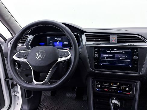 Used 2022 Volkswagen Tiguan SE image 3