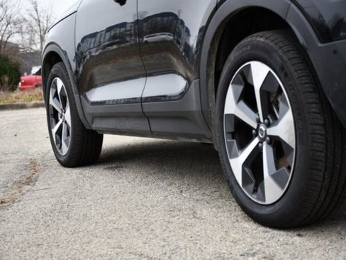 Certified 2025 Volvo XC40 B5 Plus image 9