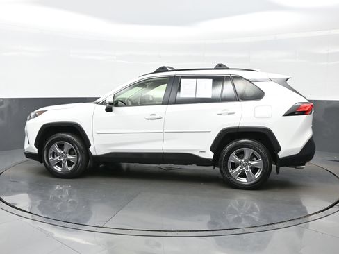 Used 2022 Toyota RAV4 LE AWD/4WD image 3