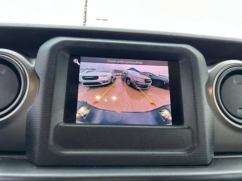 Used 2021 Jeep Gladiator Willys image 13