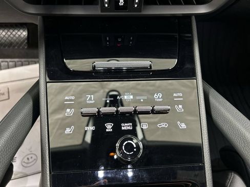 Certified 2025 Porsche Cayenne Coupe AWD/4WD image 17