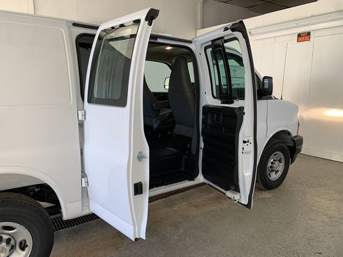 New 2025 Chevrolet Express 2500 image 32