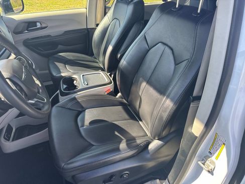 Used 2024 Chrysler Pacifica Touring-L FWD image 31