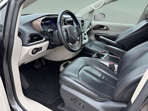 Used 2017 Chrysler Pacifica Touring-L Plus FWD image 9