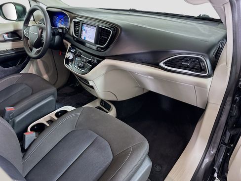 Used 2022 Chrysler Voyager LX FWD image 30