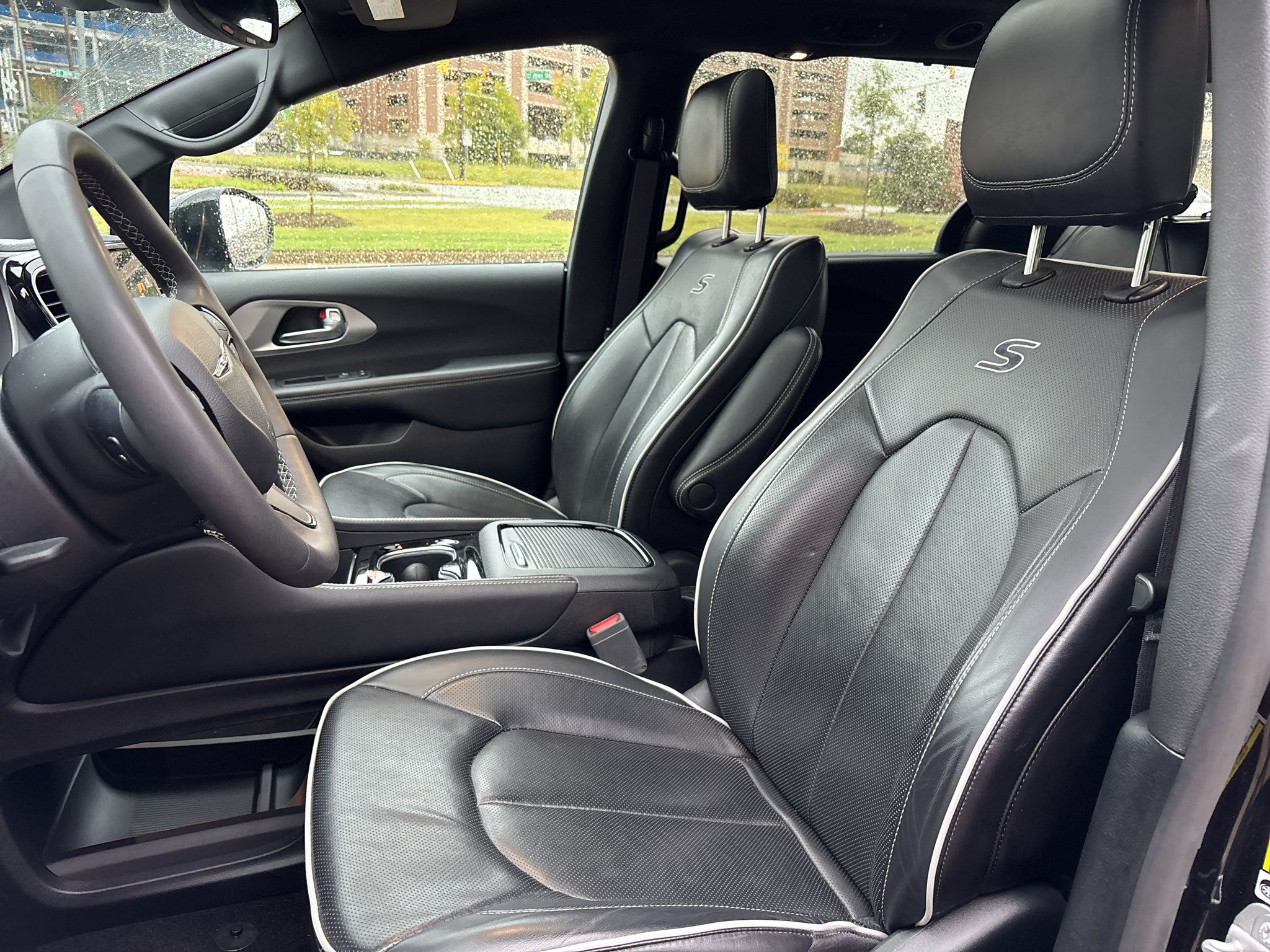 Used 2025 Chrysler Pacifica Limited FWD image 12