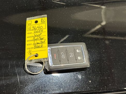 Used 2024 Jeep Grand Cherokee Limited w/ Luxury Tech Group II AWD/4WD image 47