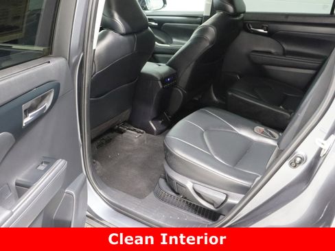 Used 2020 Toyota Highlander XLE image 29
