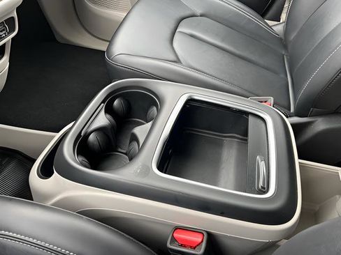 Used 2024 Chrysler Pacifica Touring-L image 24