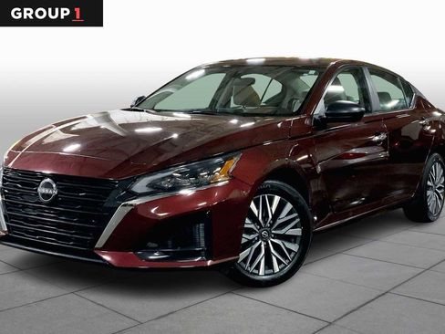 Used 2024 Nissan Altima 2.5 SV image 1