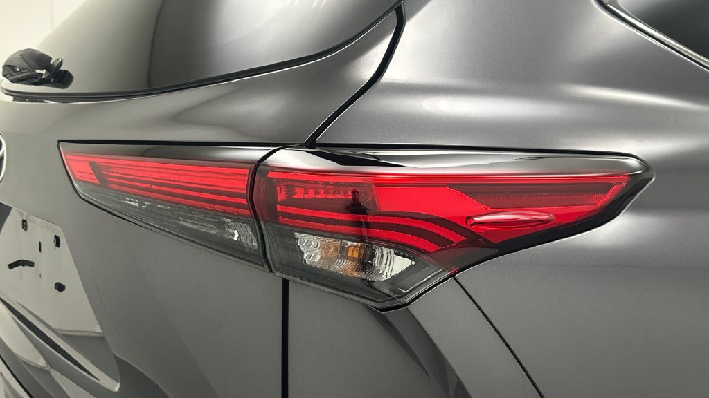 Certified 2021 Toyota Highlander XLE AWD/4WD image 25