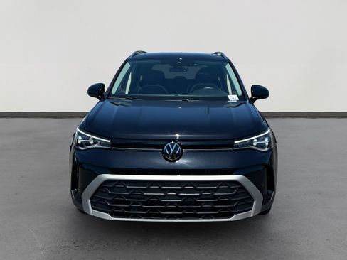 Used 2025 Volkswagen Taos SE w/ Panoramic Sunroof Package FWD image 8